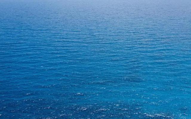 海为什么是蓝色的，地中海为什么是蓝色的（海水到底是什么颜色）