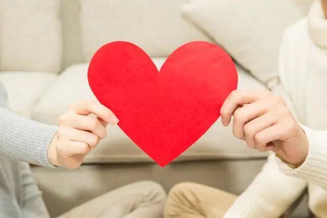 爱和喜欢的区别很简单，爱与喜欢的区别（“喜欢”和“爱”真的是一回事吗）