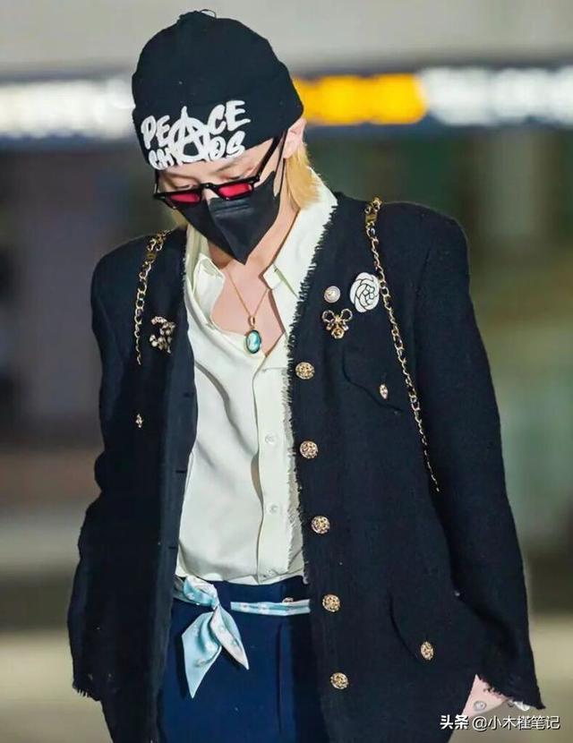 当天权志龙身穿黑色外套,搭配蓝色西裤,戴着针织帽和口罩,背了一个小