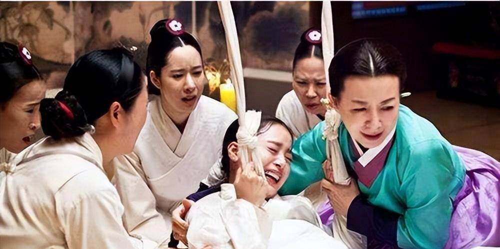 古代女子难产,接生婆会用什么方法保证孩子顺利降生呢?