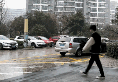 反向伞和普通伞区别，反向伞和正常折叠伞哪个更结实（收伞不湿身）