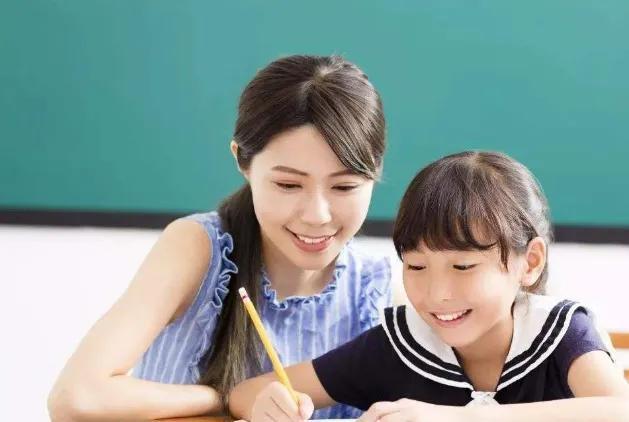 幼师一个月多少钱，幼师一个月最多工资是多少（幼师每月工资还不到2000）
