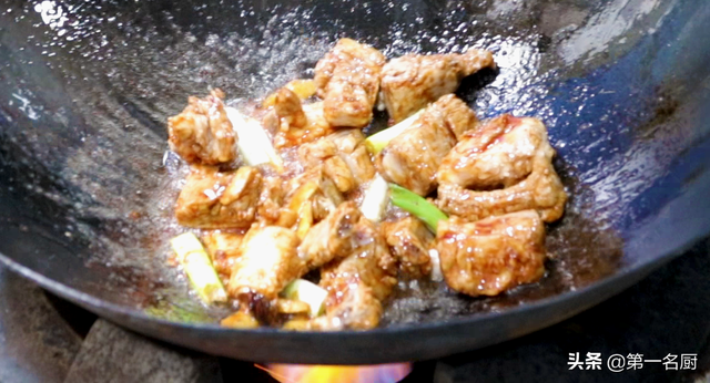 炖排骨汤的做法，清炖排骨汤的做法（放料越多越难吃）