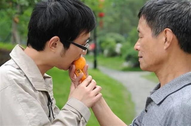 男孩子缺父爱长大有什么影响，孩子从小缺失父爱（为什么90%的爸爸都缺席家长会）