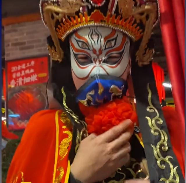 川剧变脸揭秘视频教程，变脸揭秘机关在帽子里（广西女子吃饭时遇到变脸演员前来互动）
