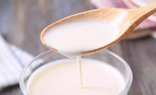 淡奶油可以直接吃吗，生蛋清打发的淡奶油可以直接吃吗（烘焙小知识如何选购淡奶油）