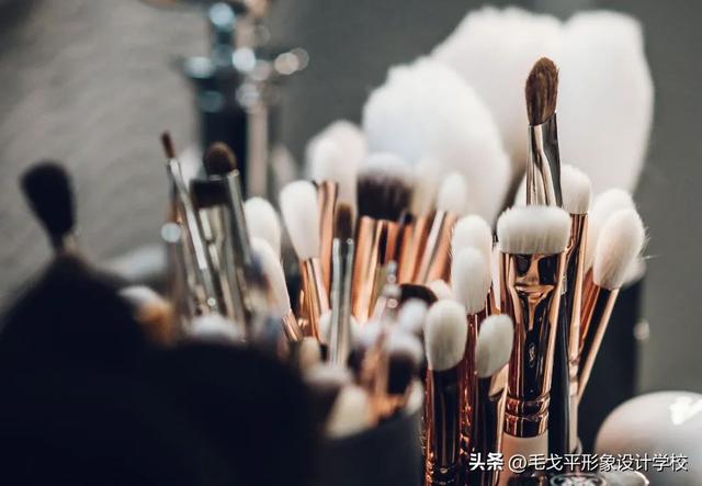 卡刷和线刷是什么意思，如何区分线刷和卡刷（新手化妆刷使用指南）