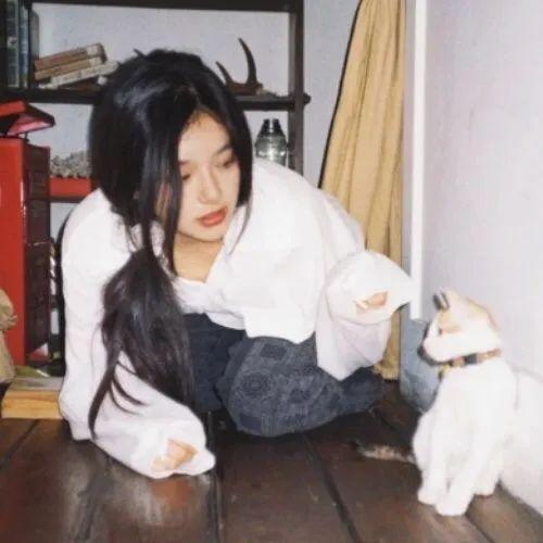 猫系女孩，微信头像，猫系女孩（女生头像：抱猫头像）