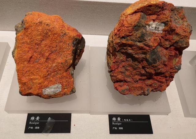 蛇为什么怕雄黄，蛇为什么怕雄黄和硫磺 视频（蛇真的不怕雄黄粉）