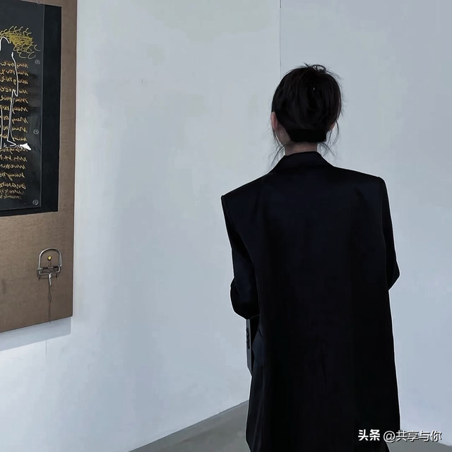 酷酷的图片女高冷，酷酷帅气的女生头像 一点点高冷呐微信（黑色系背影高冷霸气冷淡女生头像）