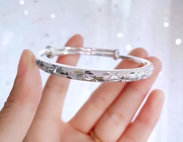 女性长期戴银饰的坏处，长期戴银手镯危害（女性长期戴“银手镯”）