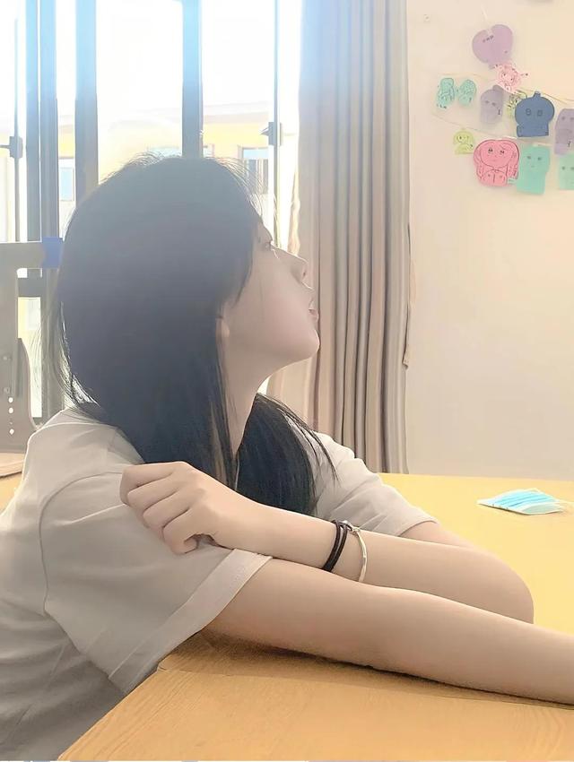 学生头像女生穿校服的微信，学生头像女生穿校服的（清爽干净学生女头像）