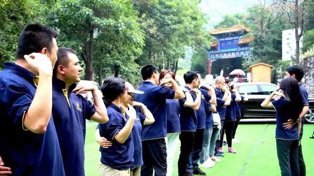 男女间的互动小游戏，男女间的互动小游戏大全（50个室内趣味团建游戏活动）