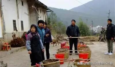 结婚当天男方床上铺的谁买，结婚当天铺床是男方铺还是女方（乡村婚礼之铺床）