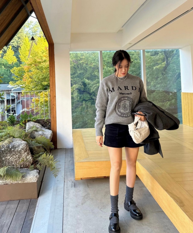 秋冬流行卫衣这么穿超时髦，冬天卫衣推荐（看这些套头基础款时髦又减龄）