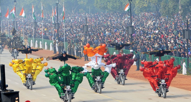 马戏团动物表演，马戏团表演有哪些节目（印度雾霾阅兵又成快乐源泉）