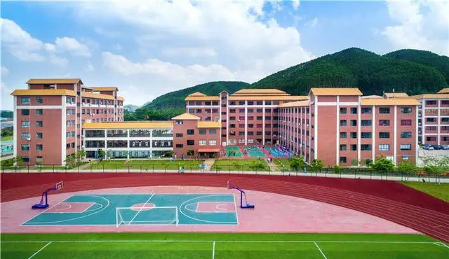 广东理工学院鼎湖校区，广东理工学院鼎湖校区有什么专业（广东这些大学竟然这么偏僻）