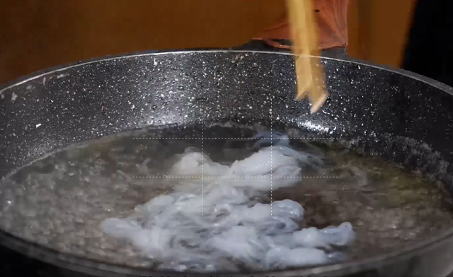 如何做酸辣牛肉汤好喝，怎样做酸辣牛肉汤（肉香四溢的酸辣金汤浸雪花牛肉）