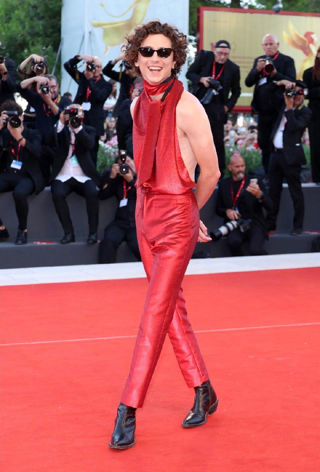 施华洛世奇水晶灯，客厅吊水晶灯好不好（好莱坞红毯太大胆）