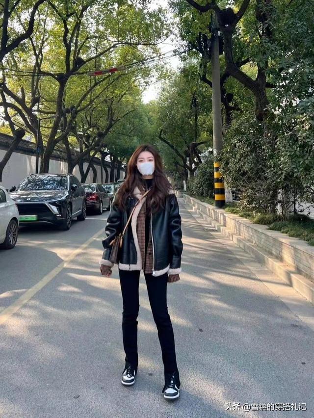 羊羔毛外套怎么搭，羊羔毛外套怎么搭配好看不臃肿穿搭技巧图（今年流行的“羊羔毛外套”洋气显瘦）