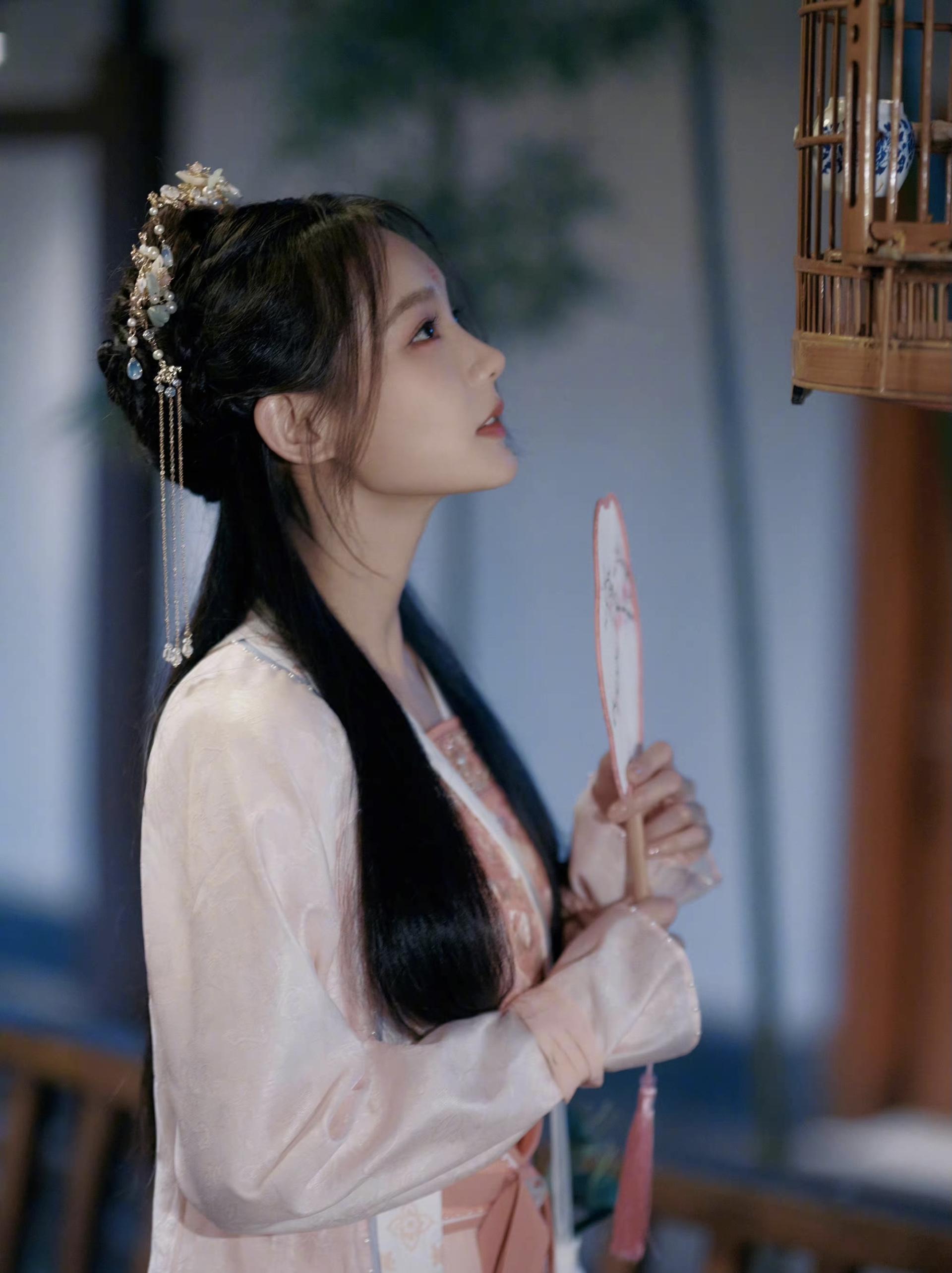 从北京舞蹈学院毕业的李一桐,对民间舞系颇有研究,但其实她走上学舞