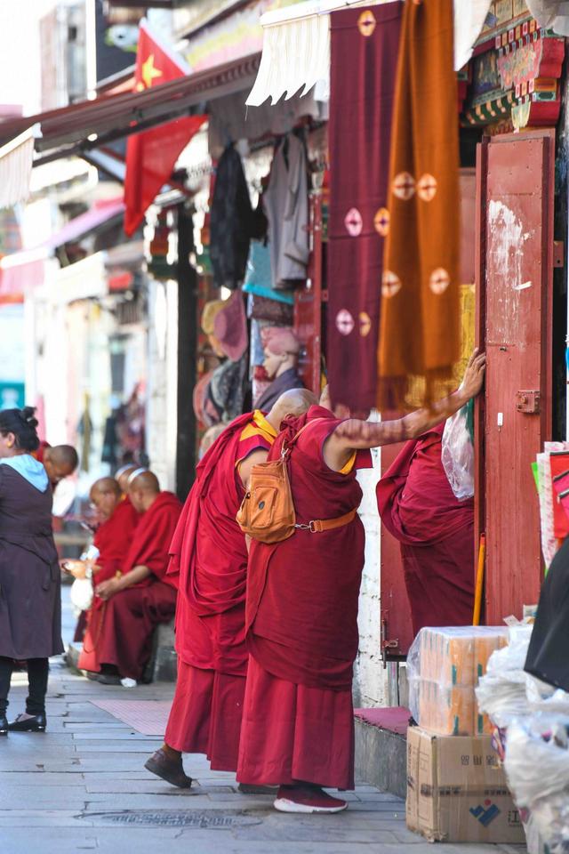 大昭寺简介，大昭寺释迦牟尼佛像（被藏族人称为“圣路”的地方）