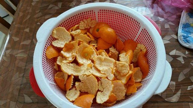 如何自制陈皮陈皮的做法，如何自制陈皮陈皮的做法步骤（吃不完的橘子皮别再扔了）