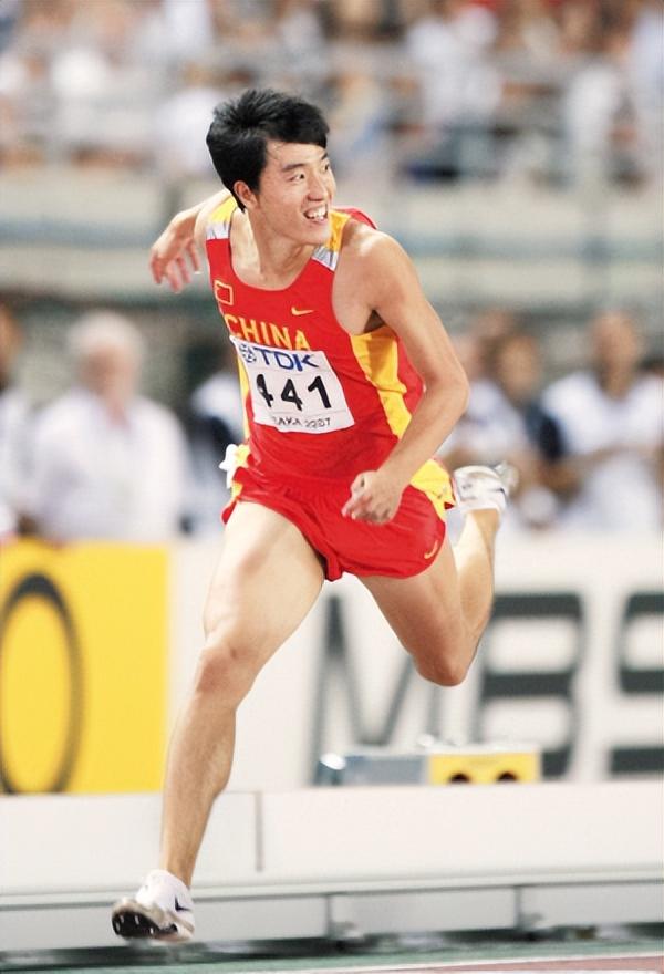 刘翔感受到了从未有过的训练强度,每天都在反复训练起跑,起跨,过栏,栏