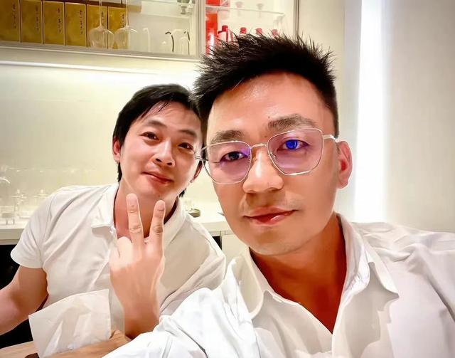 王宝强的民族，王宝强那的人（王宝强近照儒雅像极美国留学生）