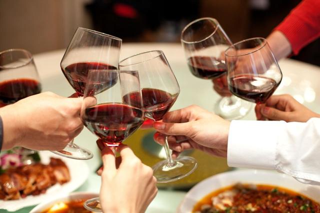 酿酒葡萄品种有哪些，酿酒葡萄品种有哪些种类（8款“行家都夸赞”的葡萄酒）