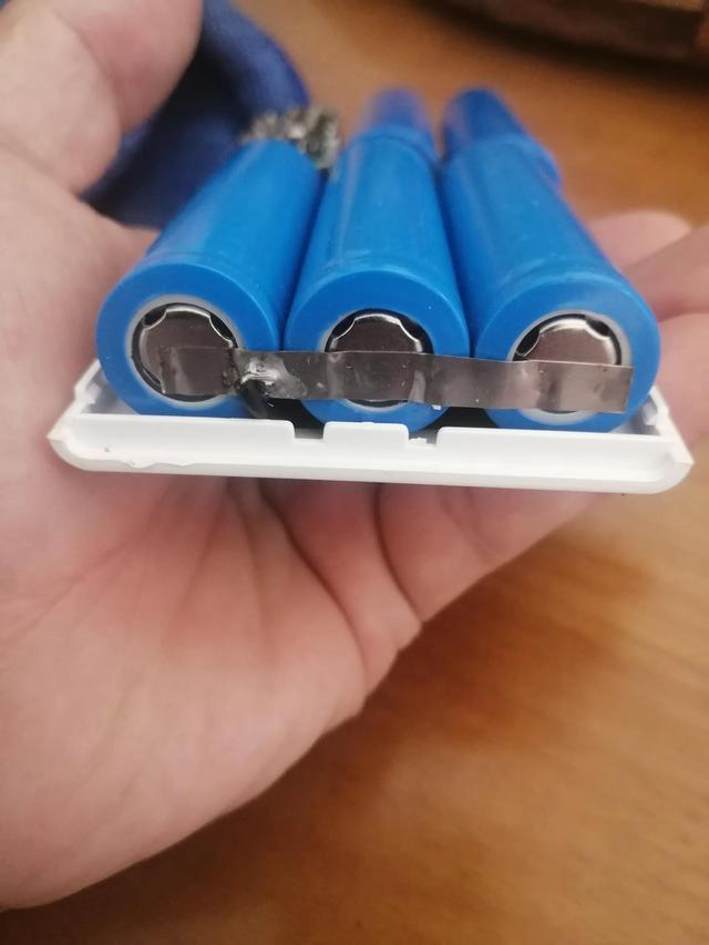 自助充电宝拆解，充电宝内面藏着你不知道的秘密