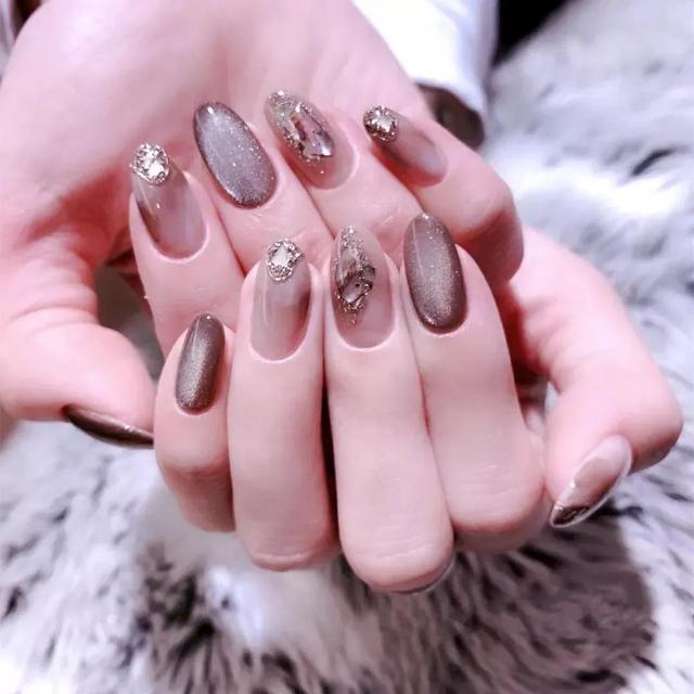 自然的猫眼美甲，超闪的猫眼美甲，美爆了！