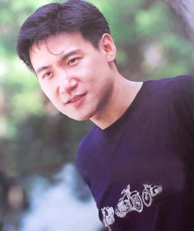 之后的三十余年,张学友发行了歌曲上百首,《月半弯》,《夕阳醉了》