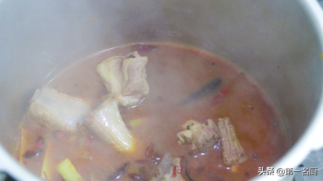 炖排骨汤的做法，清炖排骨汤的做法（放料越多越难吃）