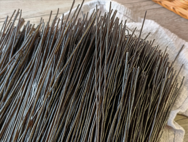 水蕨菜和山蕨菜的区别有哪些，山野菜水蕨菜（被称为山菜之王的蕨菜会不会致癌）