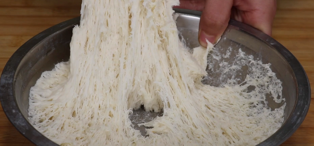 放了酵母还放小苏打吗，蒸馒头放了酵母还要放小苏打吗（一个小妙招轻松解决）