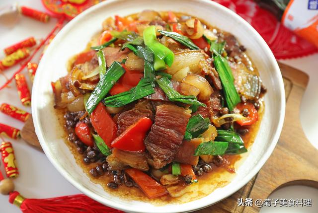 腊肉炒蒜苗做法，蒜苗炒腊肉的做法（年夜饭炒菜之蒜苗炒腊肉）