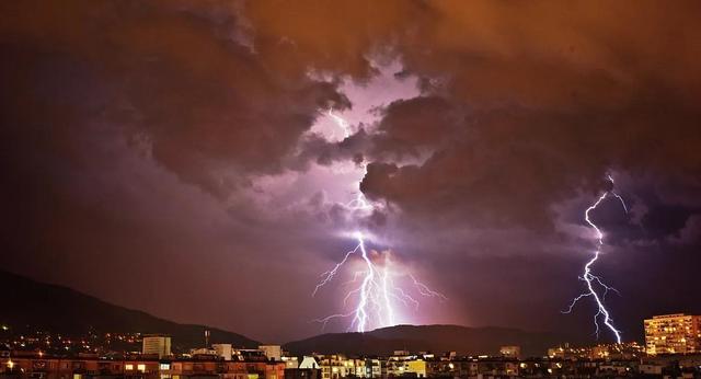 女人梦见突然起大风预示什么，女人梦见刮大风是什么意思（梦见打雷，好好做个打工族）