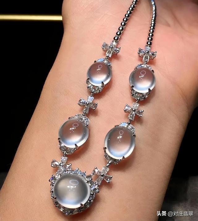 什么叫玻璃种翡翠，翡翠中的玻璃种是什么样的（无色玻璃种翡翠的璀璨之美）