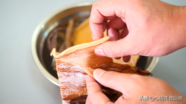 鱿鱼干的制作方法，鱿鱼鱼干怎么做（海边人教正确做法）