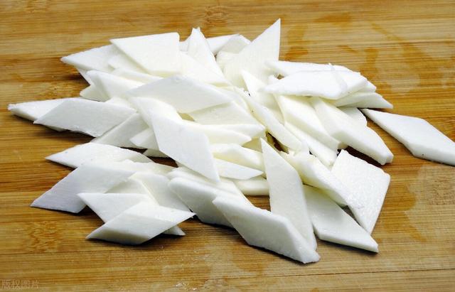 山药需要焯水吗，素炒山药需要焯水吗（山药脆嫩爽口不发黑）