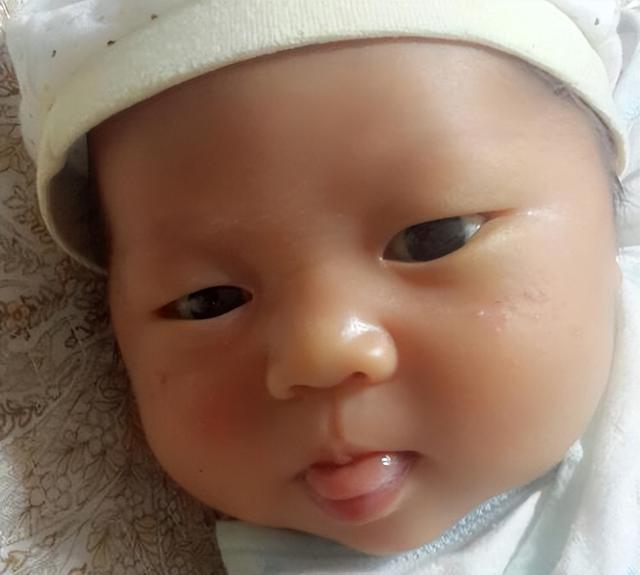 宝宝嘴巴吐唾沫，刚出生宝宝嘴巴吐唾沫（宝宝爱吐舌头和大脑发育有关）