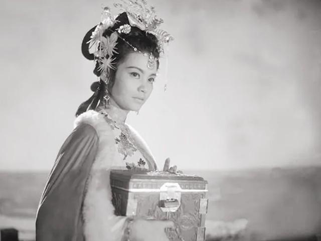 杜十娘跳江后被谁救，杜十娘死前怒扔百宝箱