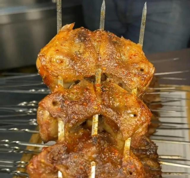 酱鸡头怎么做好吃家常做法，酱鸡头的做法（金黄酥脆嘎嘎香的烤鸡头配方来了）