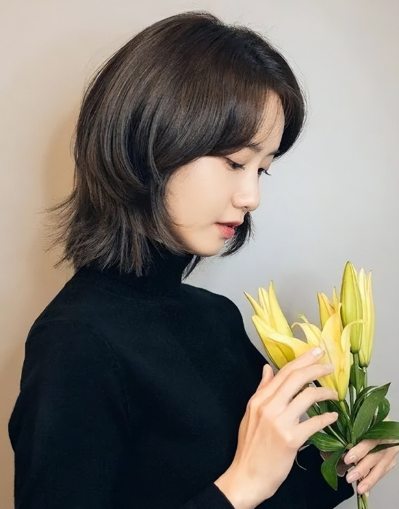 刘海怎么扎上去好看，齐刘海怎么扎头发好看（头发少的女人这样扎头发）