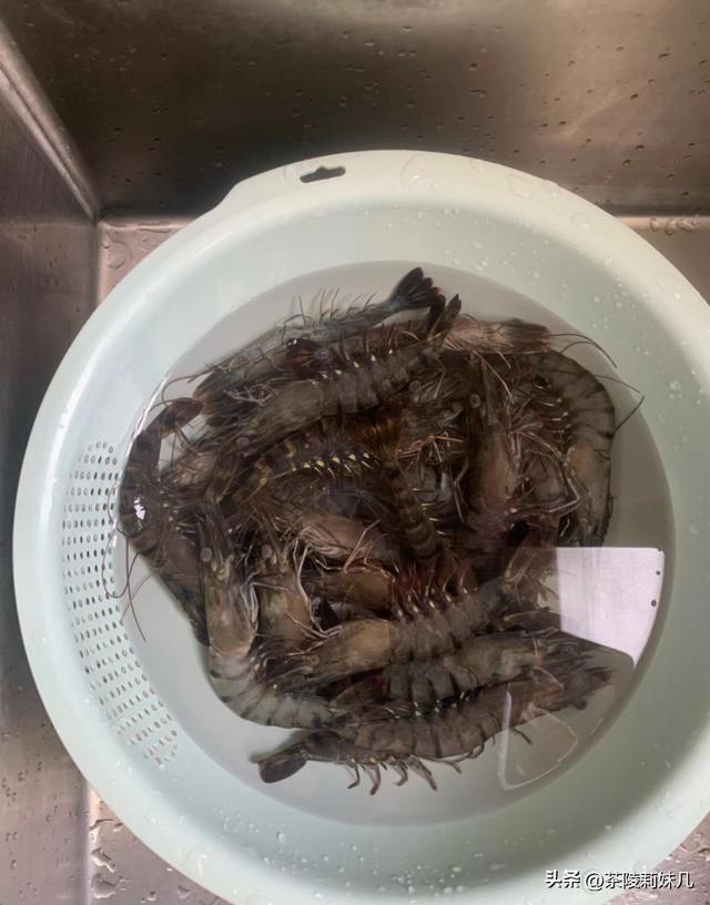 油焖大虾要怎么做，油焖大虾怎么做的（鲜香入味又酥脆）