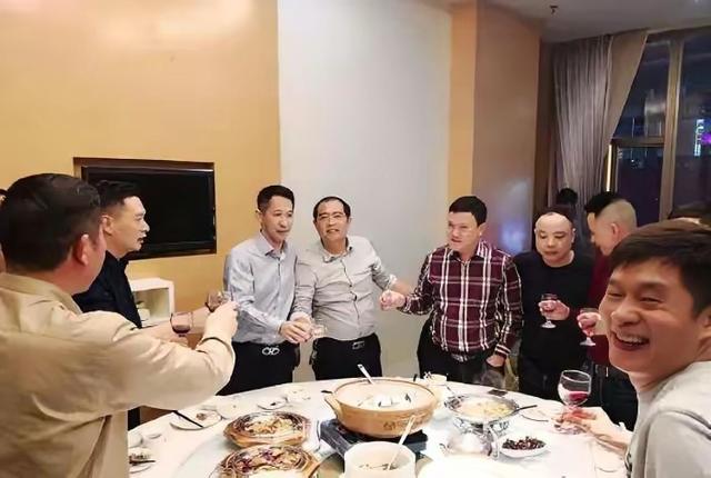 朋友聚会一般都怎么讲话，朋友聚会饭局上的开场白（牢记3句“万能开场”）