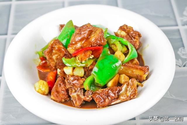 炖排骨汤的做法，清炖排骨汤的做法（放料越多越难吃）