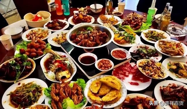 过年的时候吃鱼有什么寓意，过年的时候吃鱼寓意是什么（过年寓意吉祥的菜有哪些）