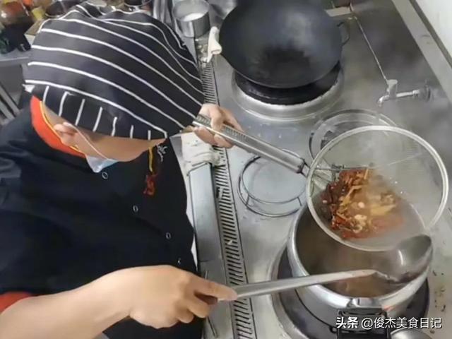 煮羊骨头的正确方法与配料，熬羊骨头汤的正确步骤（麻辣五香羊骨头的正确做法）